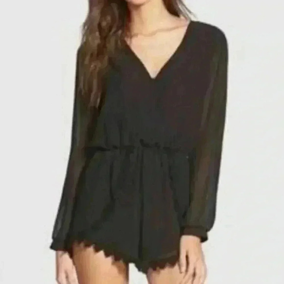 ASTR Black Lace Trim Long Sleeve Romper Size Medium - Picture 1 of 6